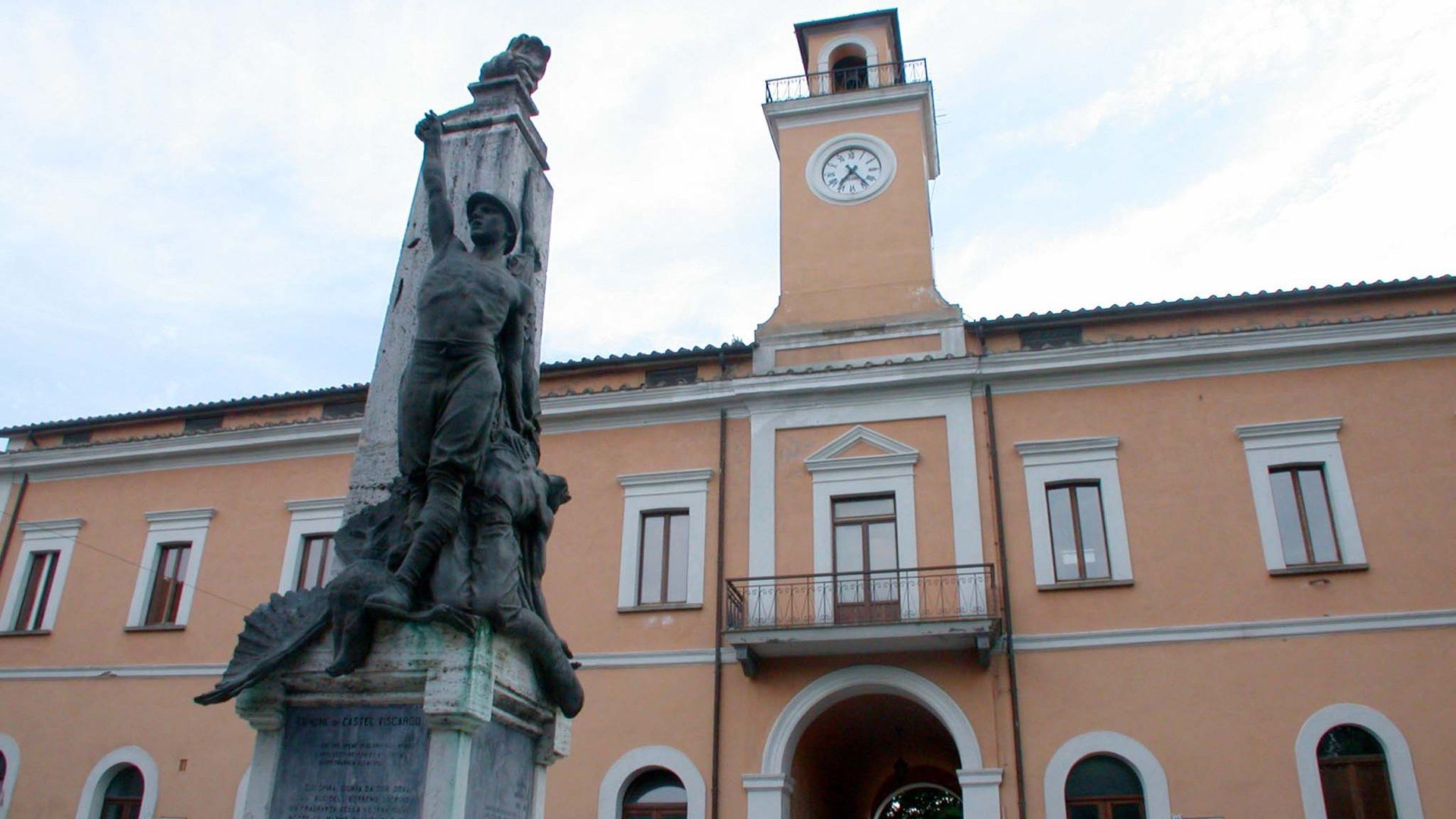 immagine notizia (PTN) Castel Viscardo, un’ordinanza del Sindaco dispone l’abbattimento di un tiglio in piazza IV Novembre per motivi di sicurezza